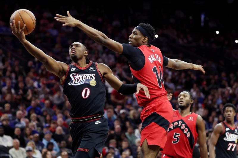 費城七六人主控麥克西(Tyrese Maxey，左)。法新社