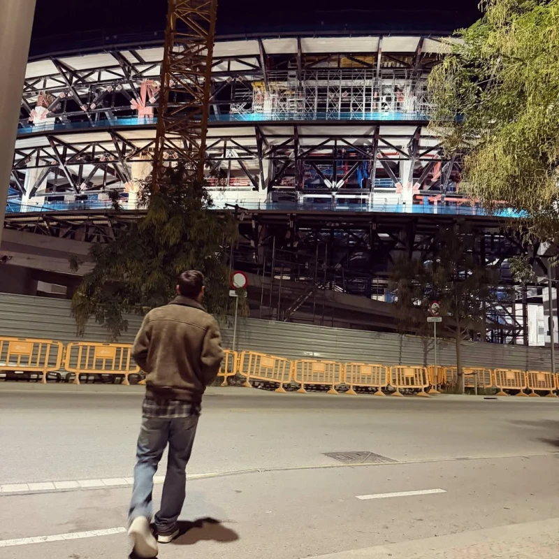 梅西在場外看正在改建的諾坎普球建。摘自梅西ＩＧ