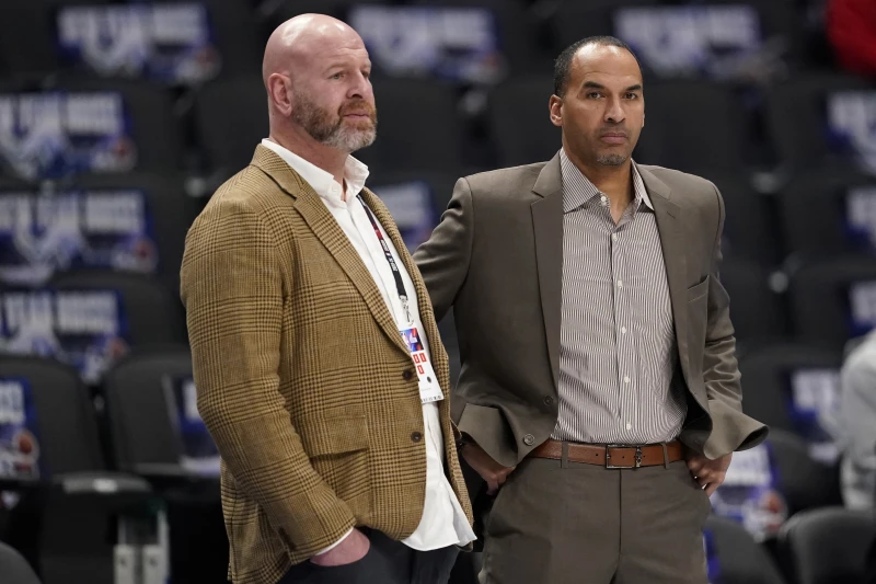 獨行俠總管哈里森(Nico Harrison,右),今(12)日正式被球團解僱。法新社