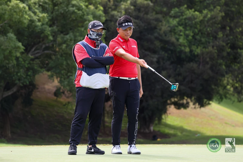 台灣好手洪健堯(右)和好友林紹白（左）在台豐球場合作第三年默契絕佳喜得開門紅。Tpga ／林聖凱攝影