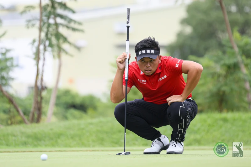 洪健堯第一回合抓8鳥吞1柏忌以65桿 7獨居領先。Tpga／林聖凱攝影
