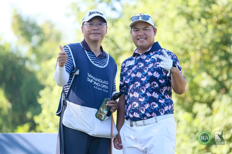 台灣選手黃頎（右）第二回合繳出65桿成績和岳父攜手以總桿140桿-4排名上升至並列第12。Tpga／林聖凱攝影
