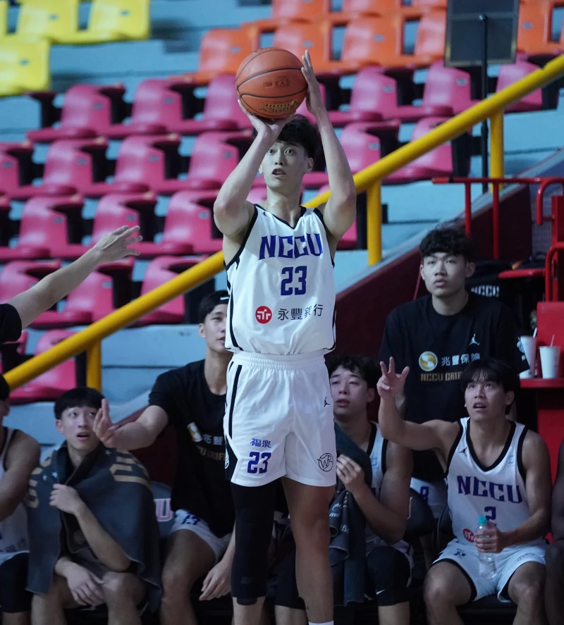 政治大學 吳志鍇13分。大專體總提供