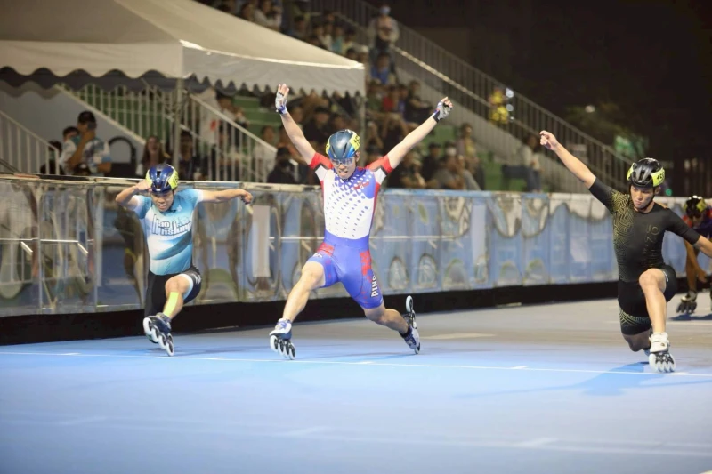 蔡承軒（中）僅僅以0.006秒差距驚險打敗趙祖政（右）奪下金牌。中華民國滑輪溜冰協會提供