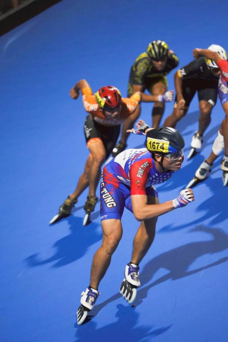 蔡承軒（前）擁有184公分修長身高。中華民國滑輪溜冰協會提供