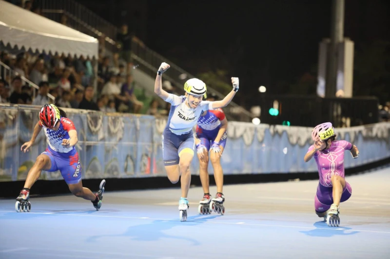 杭州亞雙金女將施沛妤（中）在500D社會大專女子組壓線摘金。中華民國滑輪溜冰協會提供
