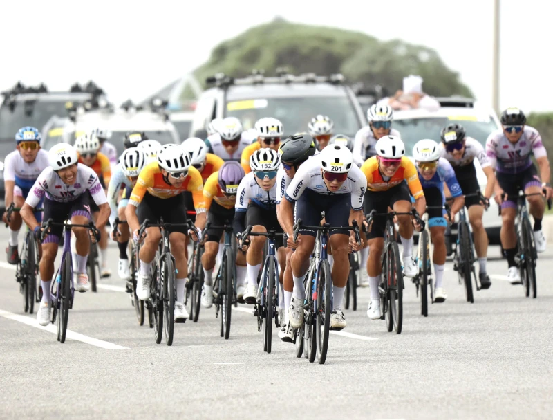 702競賽組衝終點-前勁車隊許仕儒前勇奪男子組總排第一。中華民國自行車騎士協會提供