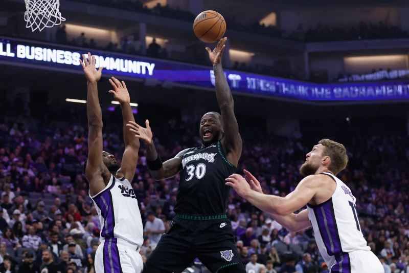 灰狼的蘭德爾(中)無論在命中率與得分都是近5年來的新高。法新社