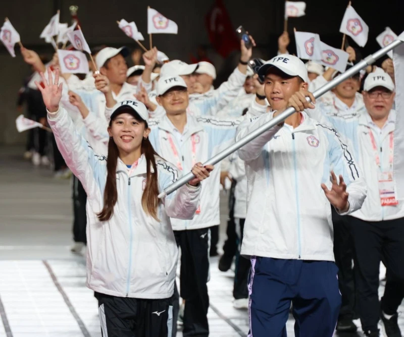 台灣由網球林家文、鄒少宇掌旗領軍進場。運動部提供