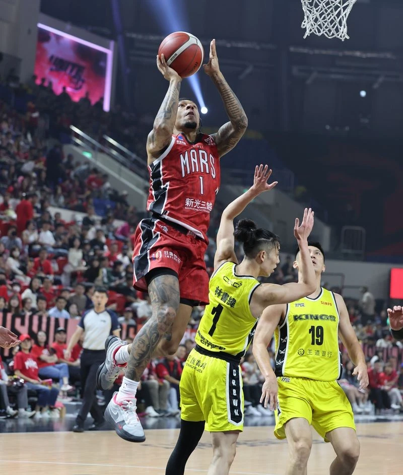 戰神洛夫頓遠投近切攻下全場最高28分。李天助攝