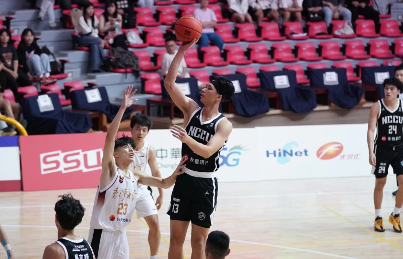 政治大學潘立丞4分11籃板。大專體總提供