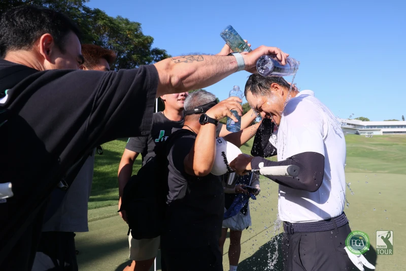 泰國選手艾克帕里特拿下冠軍好友開心潑水慶祝。Tpga／林聖凱攝影