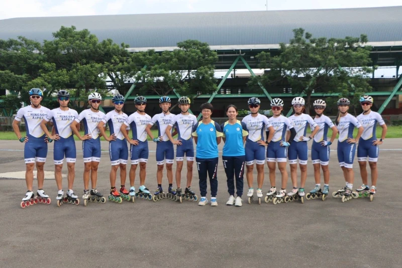 「滑輪女王」楊合貞(中左)首度擔任潛培代表隊教練。中華民國滑輪溜冰協會提供