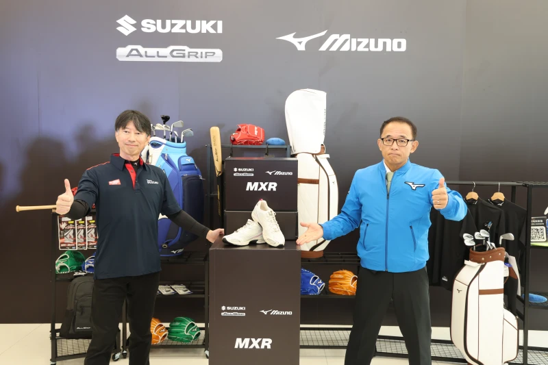 台灣美津濃總經理福知真(右)與TAIWAN SUZUKI董事長長谷川靖共同為ALLGRIP × MIZUNO 全新聯名系列商品站台。李天助攝