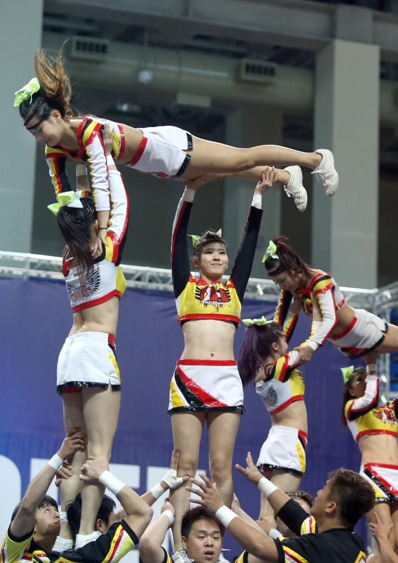 郁婷(上)大學時期曾是競技啦啦隊上層,任何高難度動作都難不倒他。特約記者/郭運復攝