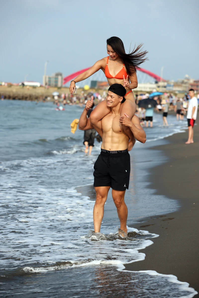 郁婷常跟老公到戶外走走,最喜歡到海邊展現身材。特約記者/郭運復攝