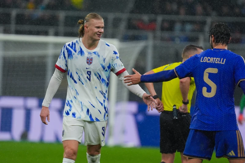 挪威憑藉當家前鋒哈蘭德(Erling Haaland,左)關鍵時刻的梅開二度,以4比1強勢擊敗義大利。法新社