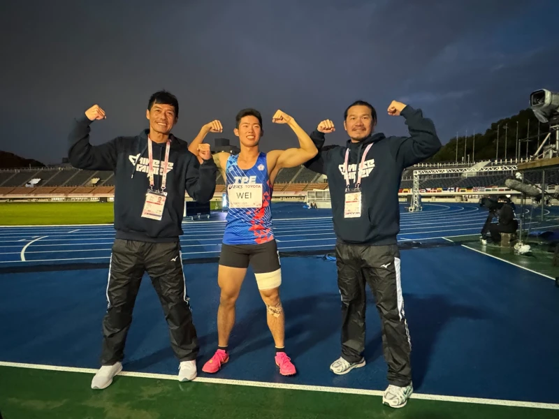 陳穎祈(左)及安慶隆(右)教練跨世代十項鐵人現場見證危宇澤(中)為我國在聽奧十項全能項目奪牌。運動部提供