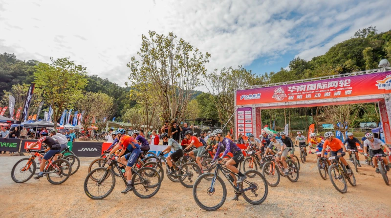 「美利達XCO越野賽」男子公開組報名踴躍，競爭激烈。圓創提供