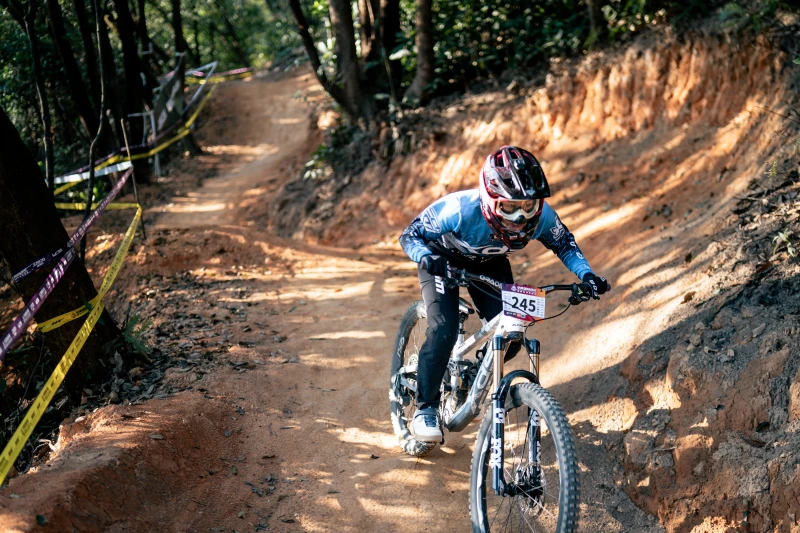 「HT DH速降賽」，女子公開組冠軍由深圳喜德盛小熊車隊的周佩霓封后。圓創提供