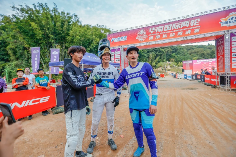 「HT DH速降賽」菁英組最後由WINICE廠隊的涂玄州(左)封王，江勝山(右)居次，Simon Chapelet(中)則位列第三名。圓創提供