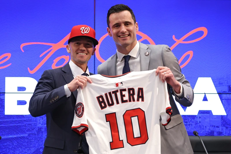 華盛頓國民今天舉行記者會,正式宣布33歲布特拉(Blake Butera,左)擔任球隊主帥。法新社
