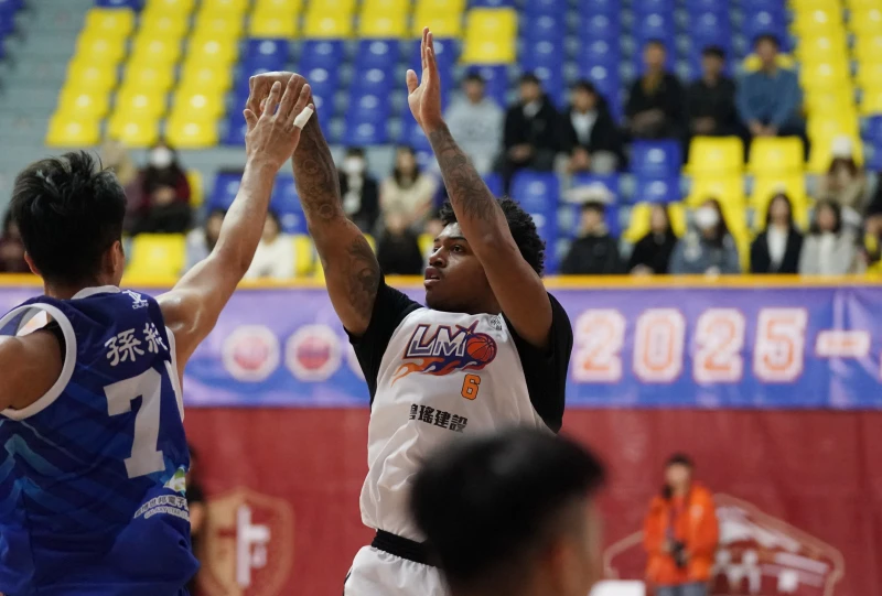 黎明學院泰力僅上場8分鐘便拿下7分6籃板3助攻。大專體總提供