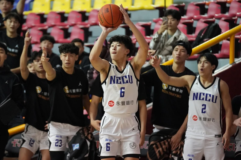 政治大學謝昀達10分6籃板。大專體總提供