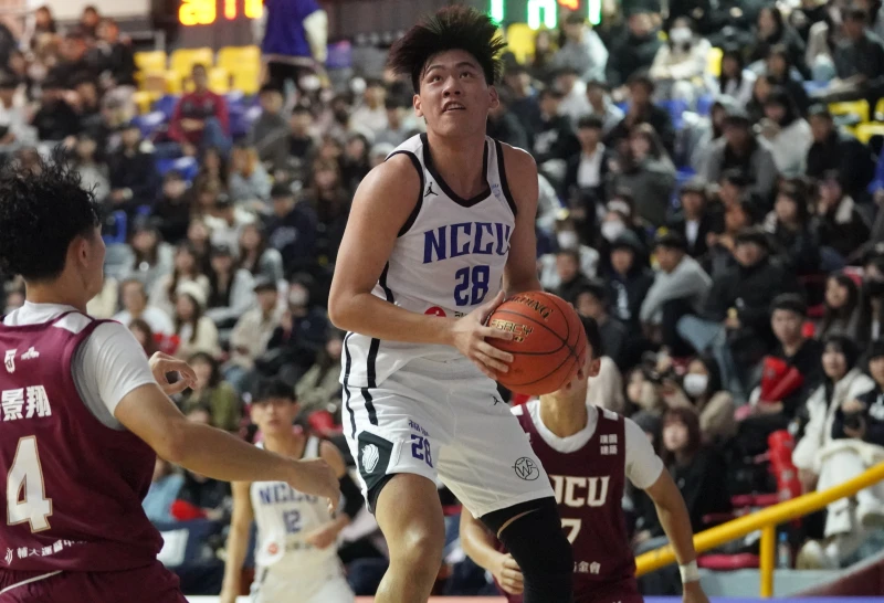 政治大學張鈞淮12分7籃板。大專體總提供