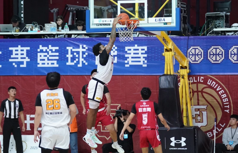 黎明學院泰力上半場就有兩次灌籃表現。大專體總提供