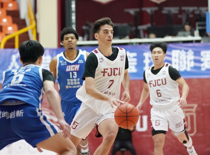 輔仁大學莫森拿下全隊最高21分且有15籃板3助攻的表現。大專體總提供