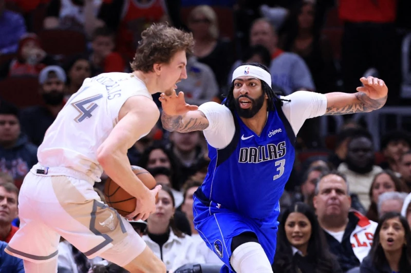 達拉斯獨行俠預計將在2月交易截止日前評估交易戴維斯(Anthony Davis,右)的可能性。法新社