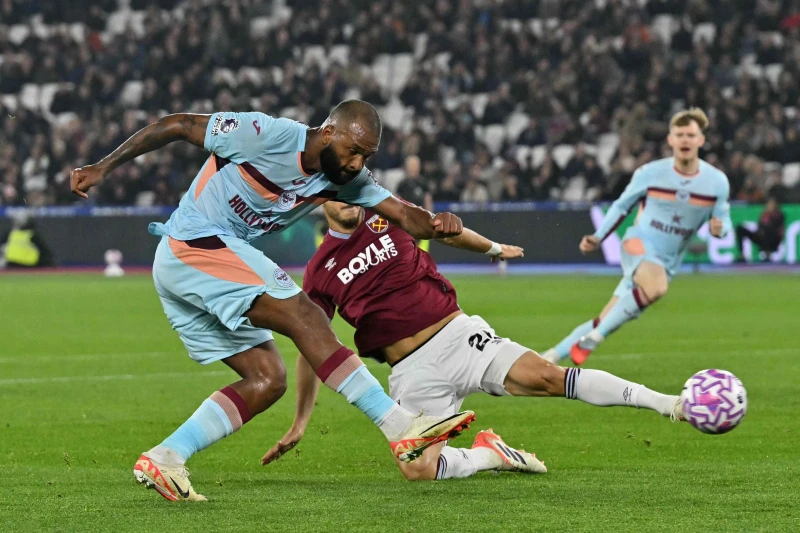 布倫特福德前鋒蒂亞戈(Igor Thiago,左)在近期比賽中威脅明顯。法新社