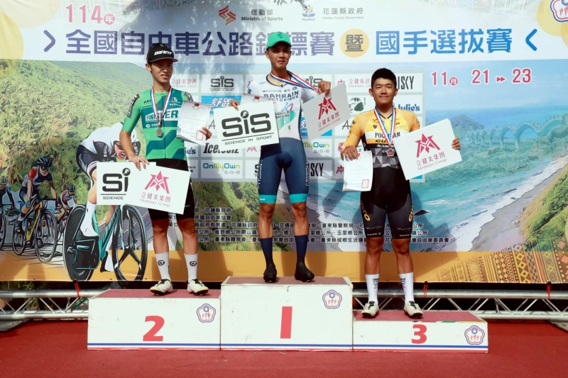 杜志濠(中)以不小差距第五度封王。郭運復攝