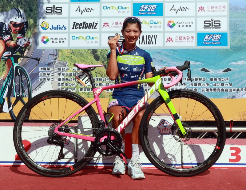 黃亭茵開心摘金後與自己粉紅戰駒合照。郭運復攝