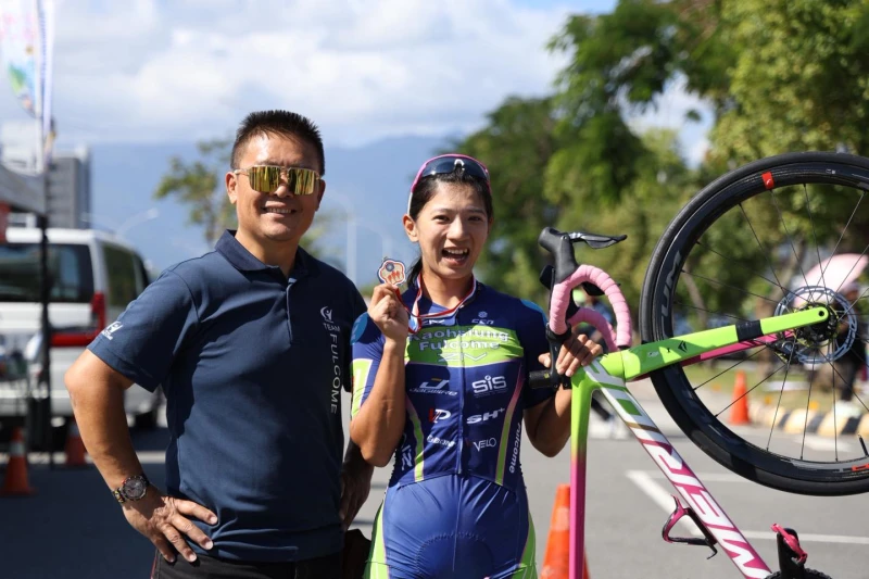 黃亭茵(右)開心與教練楊東蓁合照。摘自黃亭茵臉書