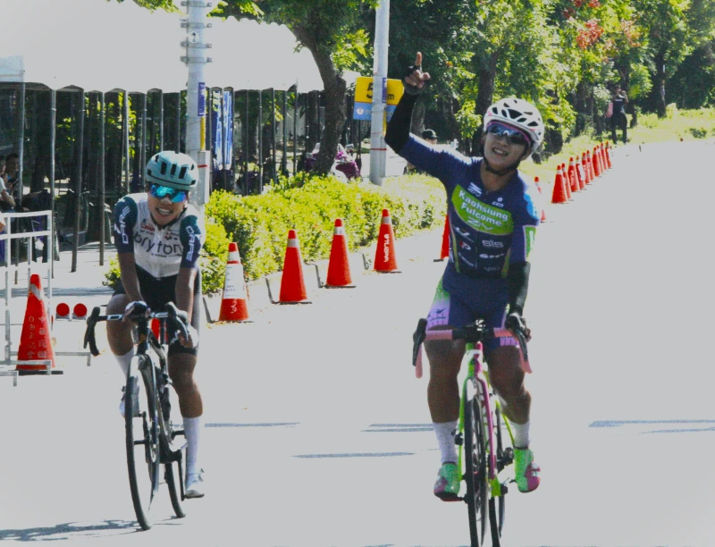  黃亭茵(右)力壓師妹邱聖芯第八度全錦公路賽封后。詹健全攝