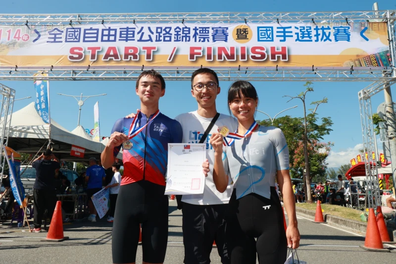 教練劉家良(中)不到三年時間訓練出老婆許書瑋(右)奪英女子組銅牌和青男金牌謝昊軒（左）。郭運復攝