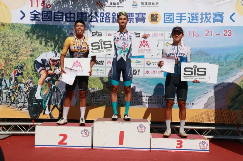 杜志濠(中)摘金扮起鬼臉。郭運復攝