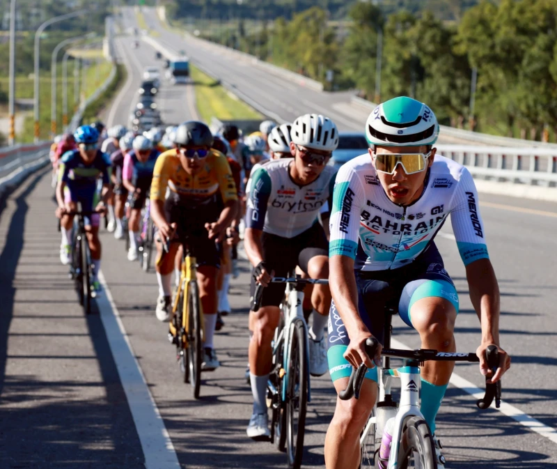 杜志濠(前)首度摘下個公路賽金牌。郭運復攝