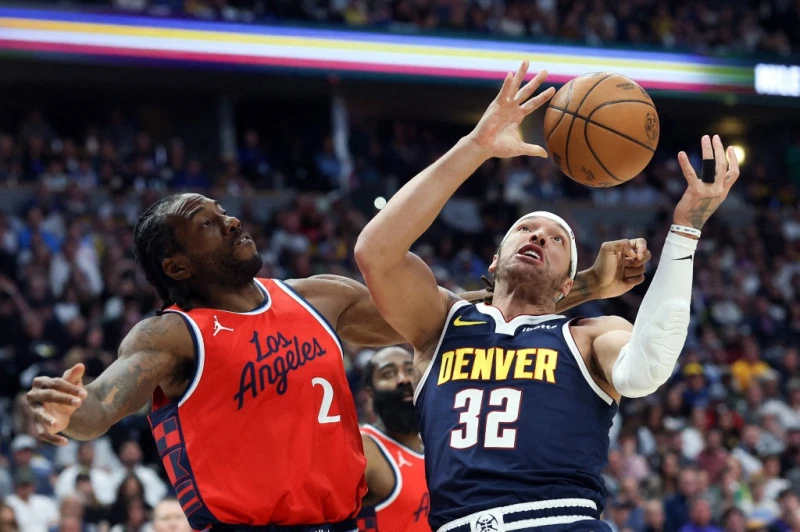 金塊主力前鋒戈登（Aaron Gordon，右）遭遇右腿筋二級拉傷，預計缺陣4到6週的時間。法新社