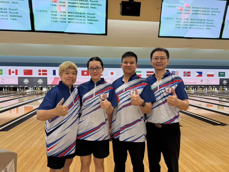 東京聽奧保齡球混合團體賽，張堯茜(左起)、林雅琴、陳建豪、謝盛福聯手搭檔搶下銀牌。運動部提供
