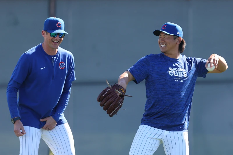 今永昇太(右)與手教練霍托維(Tommy Hottovy)。法新社