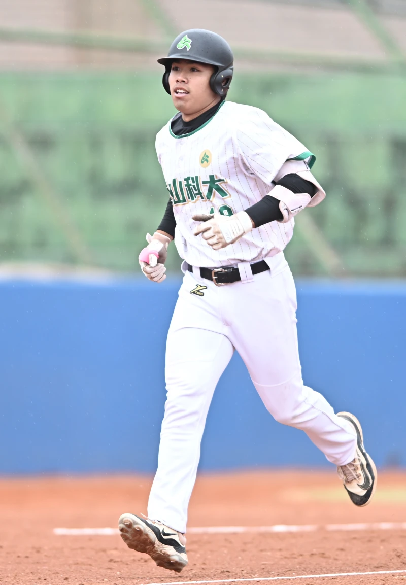 李立威敲致勝陽春砲。大專體總提供