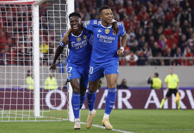 姆巴佩(Kylian Mbappe，右)於歐冠賽事中上演「大四喜」。法新社