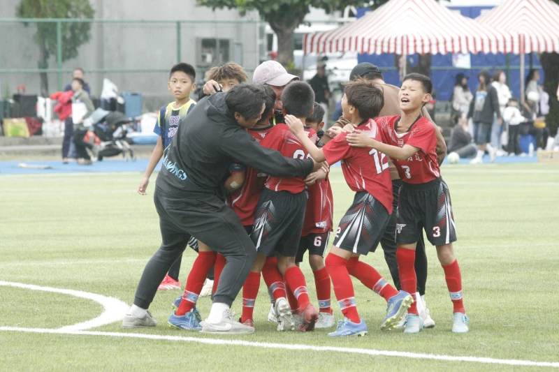  台北明道國小奪冠後教練和球員都興奮的抱在一起。詹健全攝