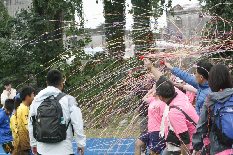 協和加油團為奪冠球員拋彩帶。詹健全攝