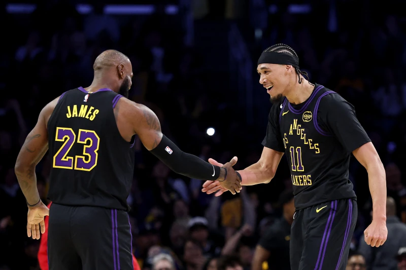 詹姆斯(LeBron James，左)復出後的三場比賽與隊友磨合融洽，球隊正處於5連勝。法新