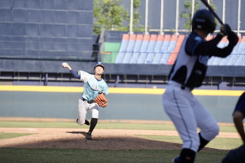 來自女棒聯賽晨星隊的翁婕瑜勇敢挑戰退役職棒球星。沈明璁攝