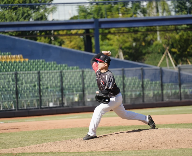 戰神投手徐耀郡左手沒有手掌需使用特製手套勾住平常則是用腋下夾著。沈明璁攝